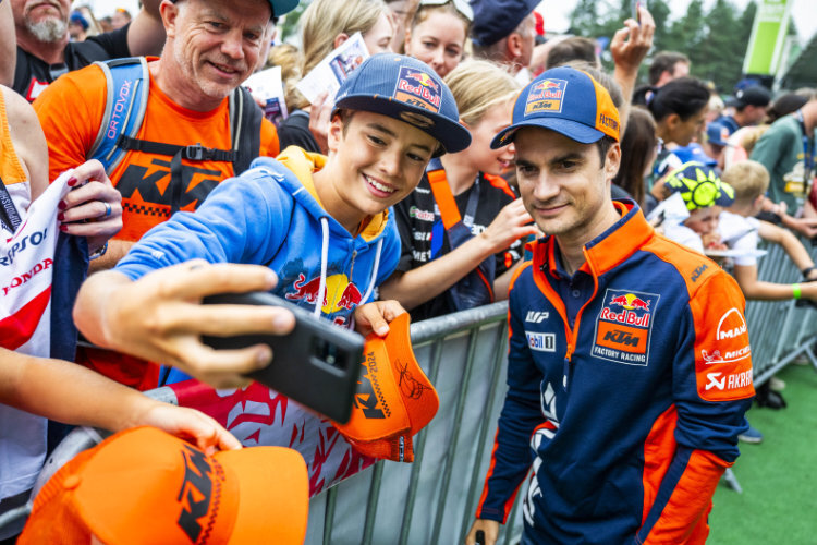 Stars zum Anfassen: KTM-Testfahrer Dani Pedrosa (re.)