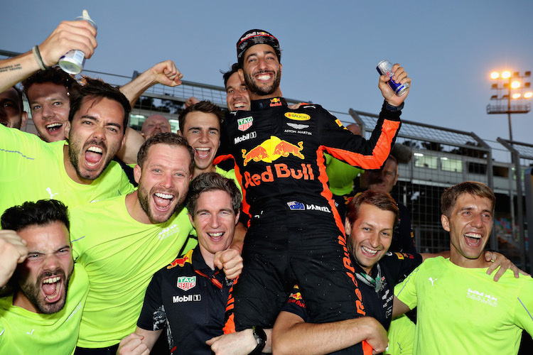 Aserbaidschan-GP-Sieger Daniel Ricciardo mit seinen Jungs