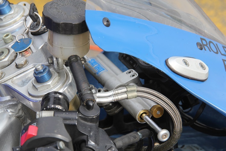 Auch aufgerüstet: Lenkungsdämpfer und Stahlflex-Bremsleitungen an Rolfs bald 20-jähriger Yamaha R1