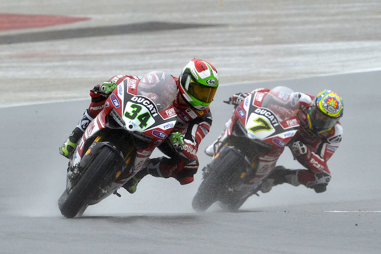 Davide Giugliano (34) und Chaz Davies (7) mit der Ducati 1199 Panigale R