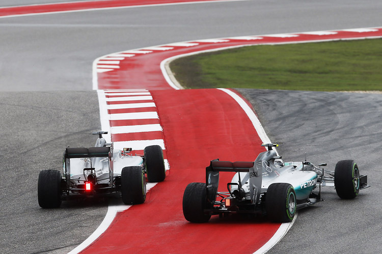 Schon in der ersten Kurve schaffte es Lewis Hamilton zum ersten Mal an seinem Teamkollegen Nico Rosberg vorbei