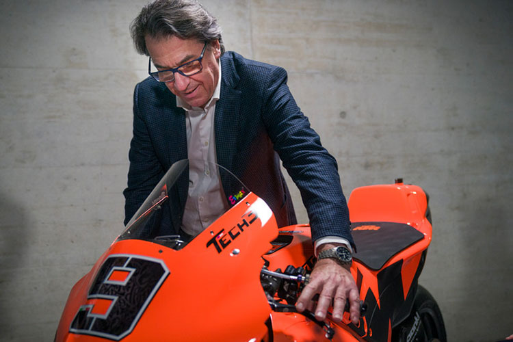 Der Vorstandsvorsitzende Stefan Pierer mit einer KTM RC16