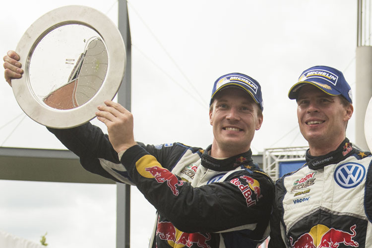 «Halb so viel wert wie der Weltmeister-Titel» – der Sieg bei der Heimrallye war eine Erlösung für VW-Pilot Jari-Matti Latvala (links, mit Beifahrer Miikka Anttila)