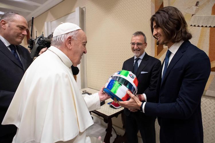 Antonio Giovinazzi übergab dem Papst einen Helm 
