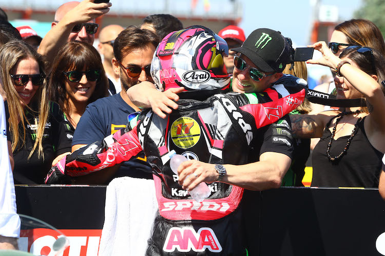 Jonathan Rea gratuliert Ana Carrasco zum Sieg