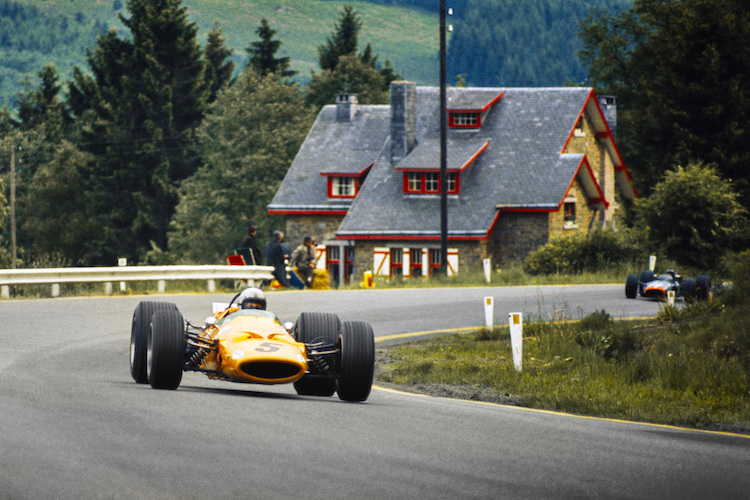 Bruce McLaren 1968 in Spa-Francorchamps auf dem Weg zum Sieg im eigenen Wagen