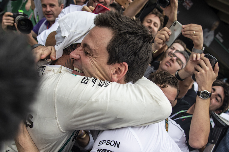Mercedes-Motorsportdirektor Toto Wolff herzte Lewis Hamilton nach der Zieldurchfahrt