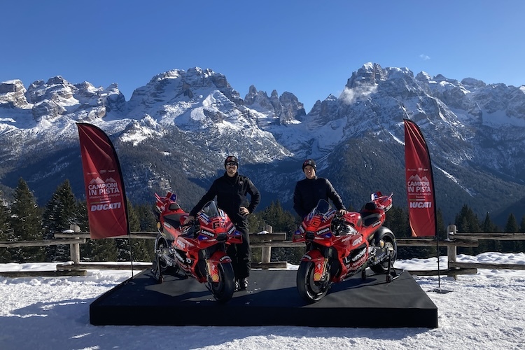 Pecco Bagnaia und Marc Marquez mit ihren Bikes in den Bergen