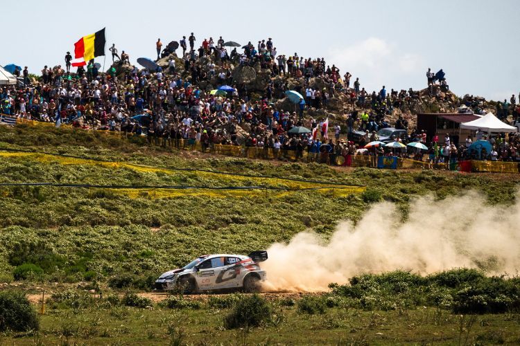 Charakteristisch für die Sardinien-Rallye - viele Staubfontänen, hier von Sebatien Ogier verursacht