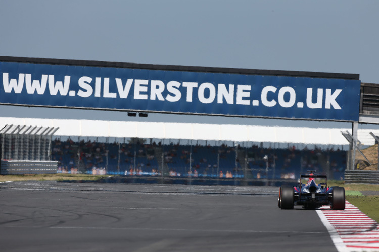 Carlos Sainz jr. beim Nachwuchsfahrertest von Silverstone 2013