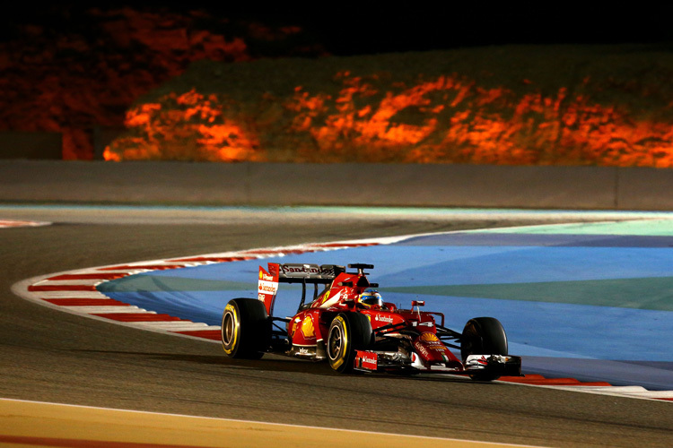 Der Feuerreiter: Fernando Alonso in der toll beleuchteten Bahrain-Kulisse