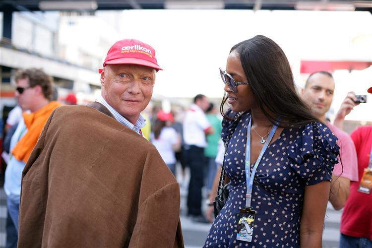 Niki Lauda mit Naomi Campbell und Mütze