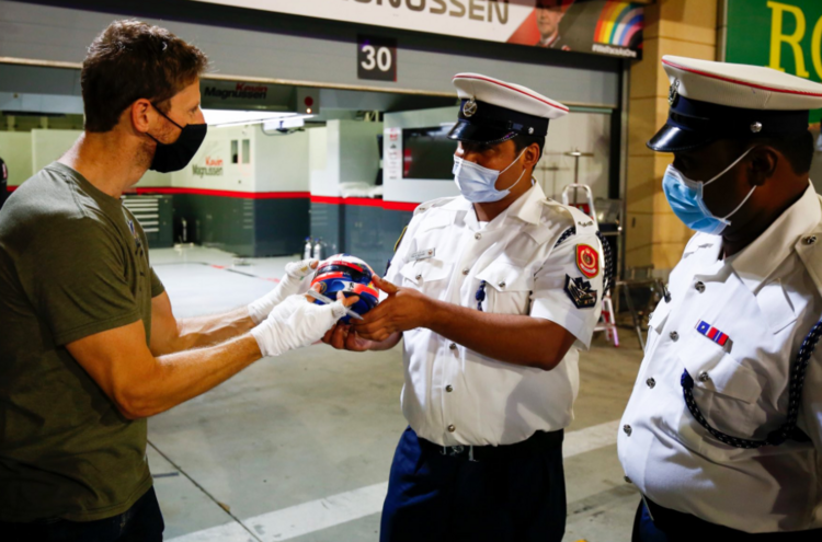Romain Grosjean und die Feuerwehrleute Joby Mathew und Thaer Ali Taher