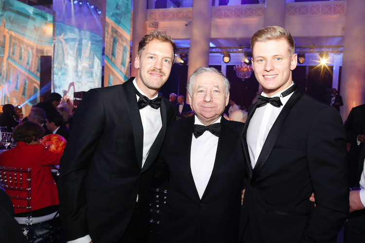 Sebastian Vettel, Jean Todt und Mick Schumacher bei der FIA-Preisverleihung im Dezember