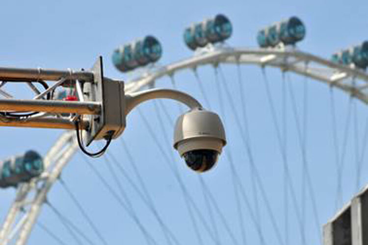 TV-Kameras überwachend en Kurs, hinten die Kabinen des Riesenrads «Singapore Flyer»