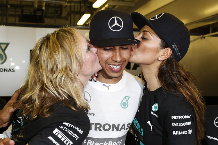 Formel-1-Champion Lewis Hamilton mit den beiden wichtigsten Frauen in seinem Leben: Mama Linda und Freundin Nicole Scherzinger