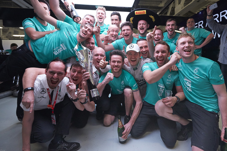 Die Mercedes-Truppe feiert Nico Rosberg