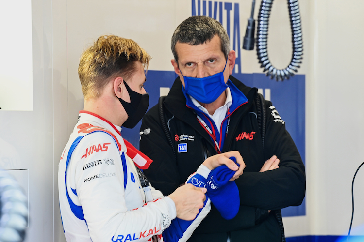 Haas-Teamchef Günther Steiner mit Mick Schumacher
