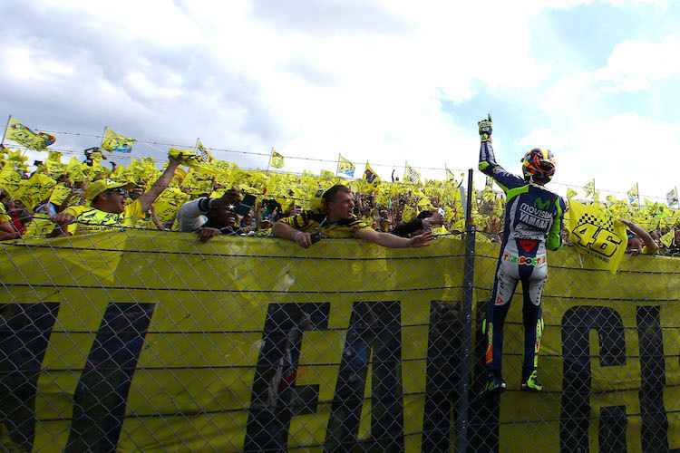 Valentino Rossi feiert mit seinen Fans