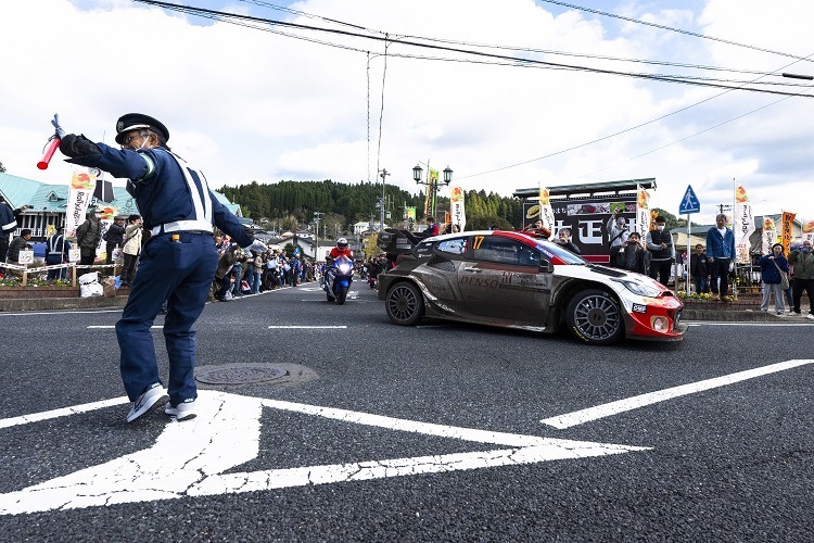 Die japanische Polizei winkt Sébastien Ogier auf den Ehrenrang