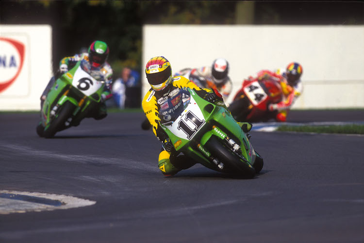Scott Russell 1993 in Donington: Der Kawasaki-Pilot besiegte Carl Fogarty (Honda) auf dessen Heimstrecke
