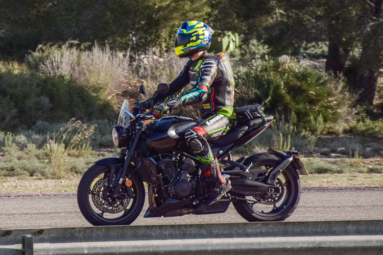 Erprobungsmotorrad Triumph Trident 800, erwischt in Spanien