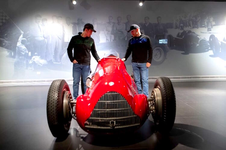Guanyu Zhou und Valtteri Bottas im Alfa Romeo-Werksmuseum
