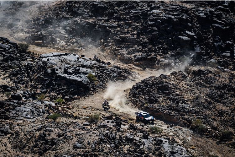 Carlos Sainz im Ford Raptor: Taktische Spielchen im rauhen Terrain