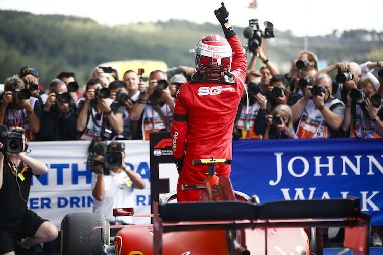 Charles Leclerc nach seinem ersten GP-Sieg in Belgien: Zeichen zum Himmel für seine verlorenen Lieben