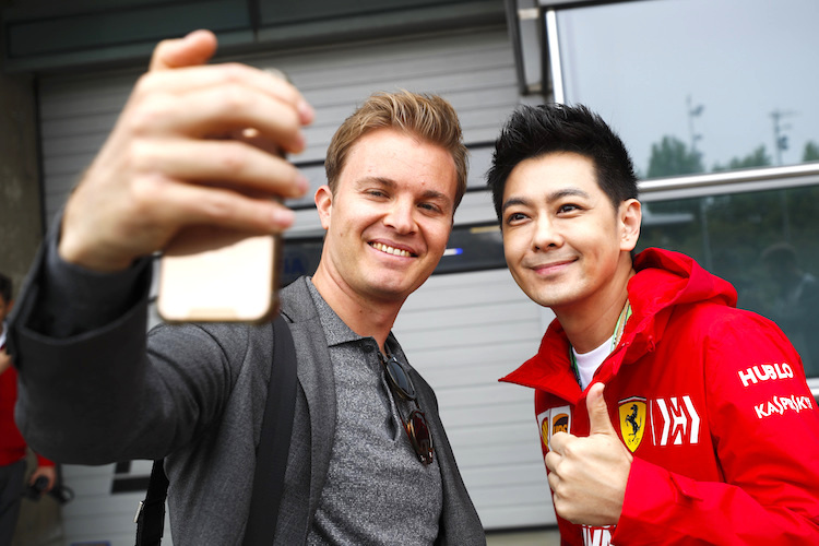 Nico Rosberg macht einen chinesischen Formel-1-Fan glücklich