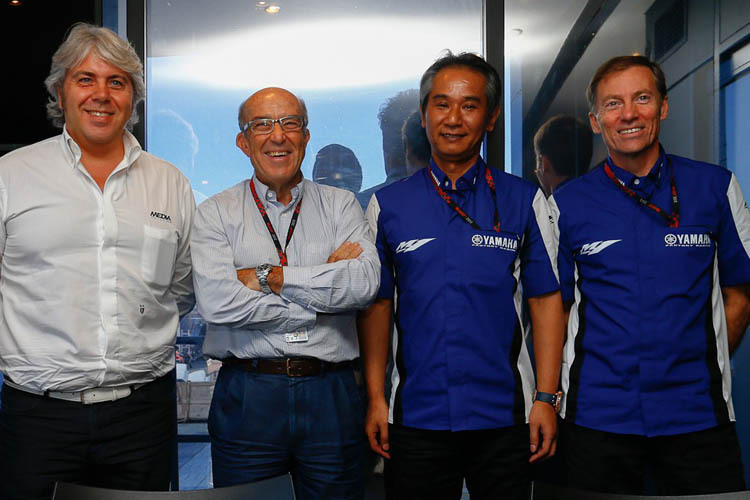 Forward-Chef Cuzari, Carmelo Ezpeleta und die Yamaha-Manager Nakajima und Jarvis