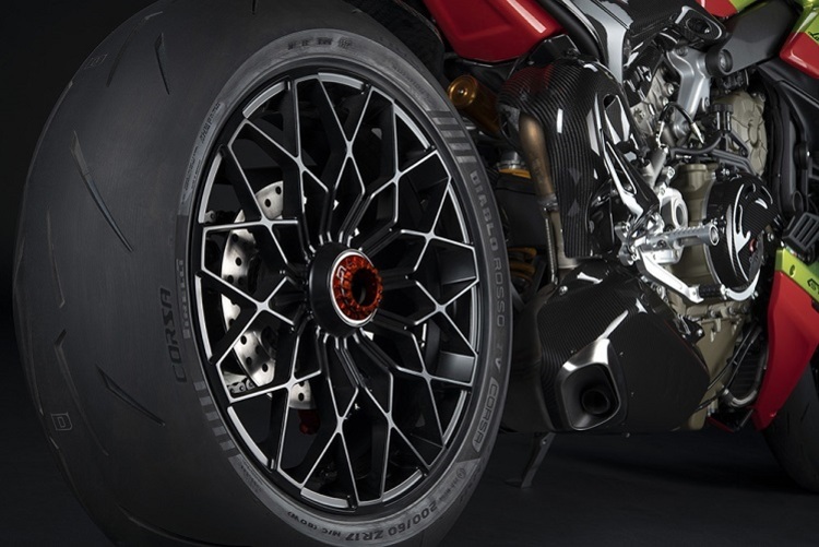 Extra angefertigte Schmiederäder im Design der Räder des Lamborghini Huracan STO