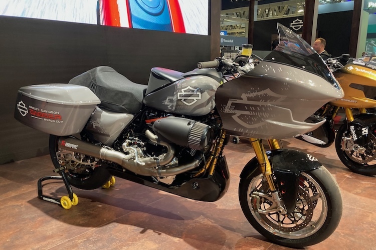 Alle Fahrer treten auf rennfertigen Harley-Davidson-Road-Glide-Motorrädern an