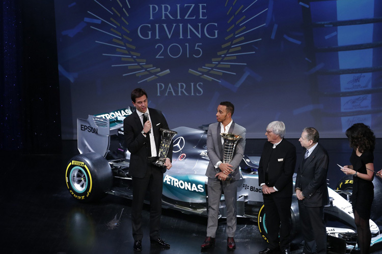 Lewis Hamilton und Mercedes-Teamchef Toto Wolff bei der FIA-Gala in Paris