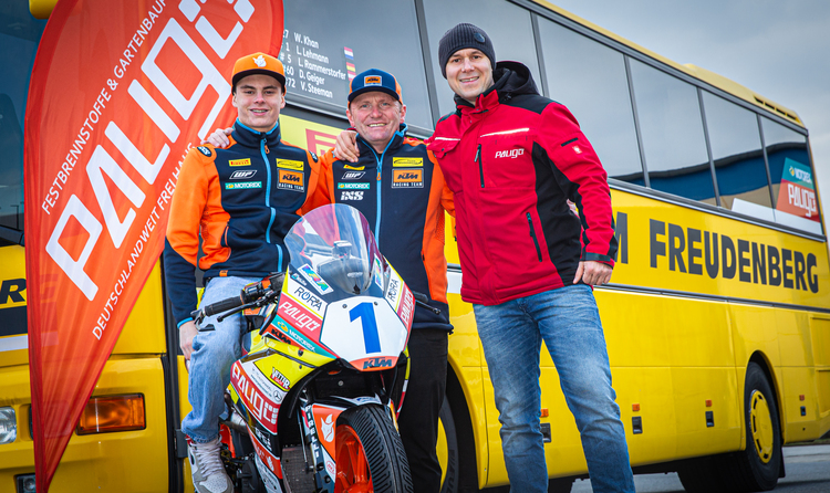 Lennox Lehmann mit Teamchef Carsten Freudenberg und Sponsor Robert Gnauck