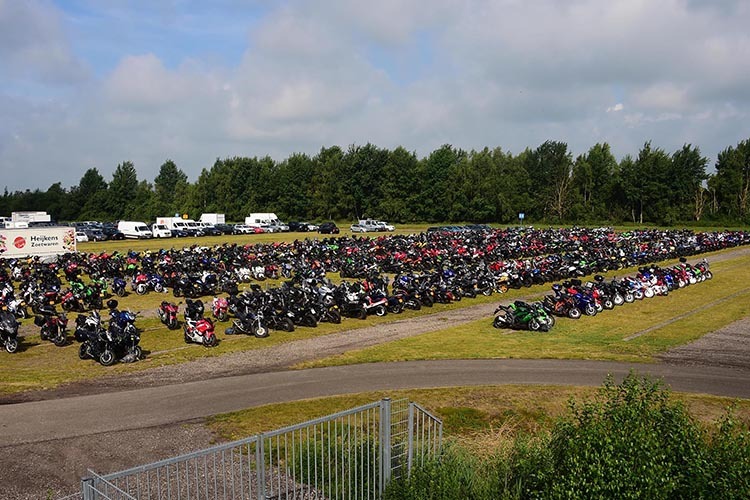 TT in Assen 2022: Unzählige Besucher kamen mit den Motorrädern nach Assen 