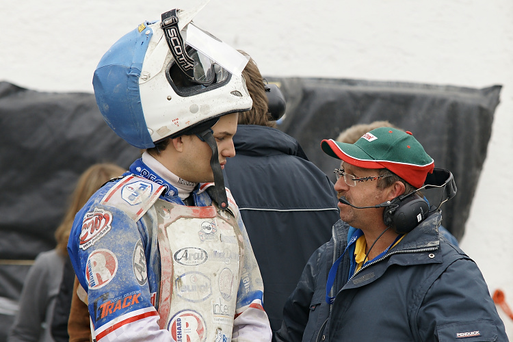 Jannick de Jong im Gespräch mit dem Fahrerlagerchef