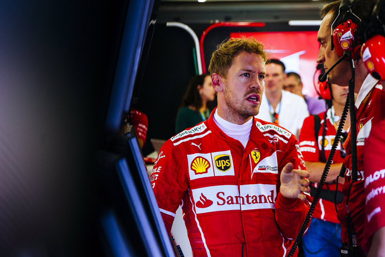 Vettel mit seinem Renningenieur Riccardo Adami