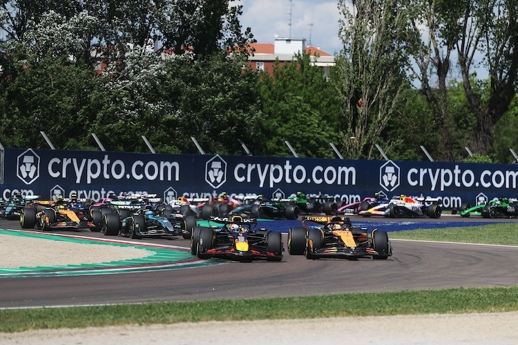 Max Verstappen überfällt Oscar Piastri in der ersten Kurve nach dem Start zum Imola-GP