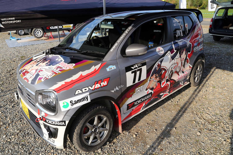 Suzuki im Manga-Outfit – Comicfiguren spielen auch im japanischen Rallyesport eine große Rolle