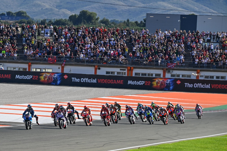 Das MotoGP-Feld 2022 kurz nach dem Start im Finale von Valencia