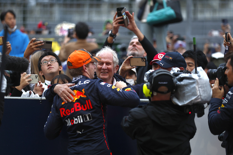 Red Bull-Motorsportberater Dr. Helmut Marko gratuliert Max Verstappen zum zweiten Titel