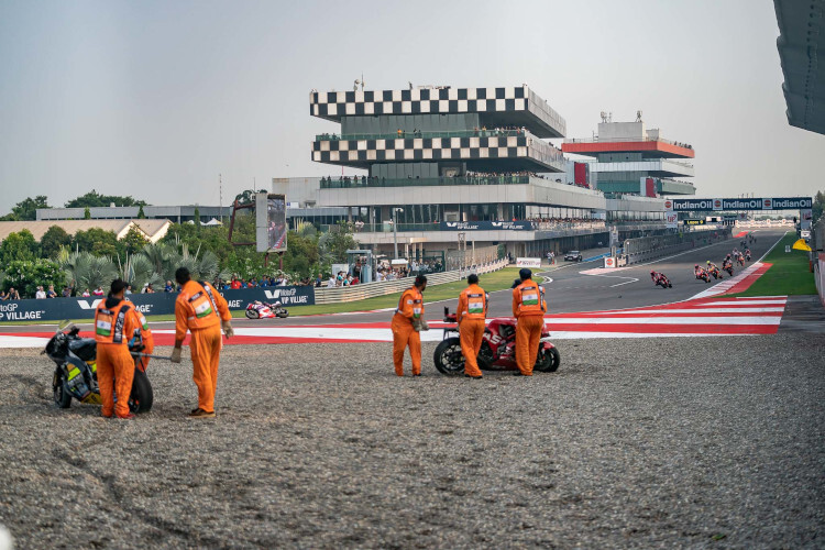 «Das erste Mal»: Das Bild ist zwei Runden nach dem Startcrash in Indien entstanden. Noch immer stehen die Marshalls im Kiesbett und versuchen die Bikes rauszuziehen. Das sind eben die Schwierigkeiten, die es bei einem ersten Grand Prix gibt