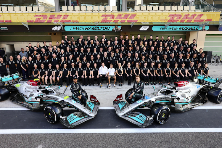 Die Mercedes-Mannschaft beim Gruppenfoto in Abu Dhabi
