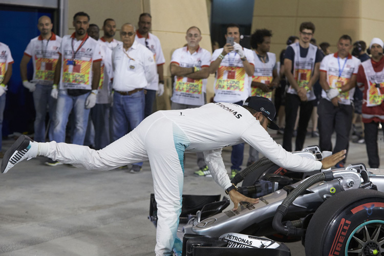 Lewis Hamilton: Ein liebevoller Klaps für seinen Silberpfeil