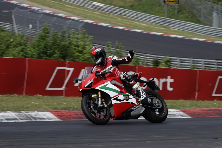 Carlos Checa auf der neuen Ducati Panigale V4