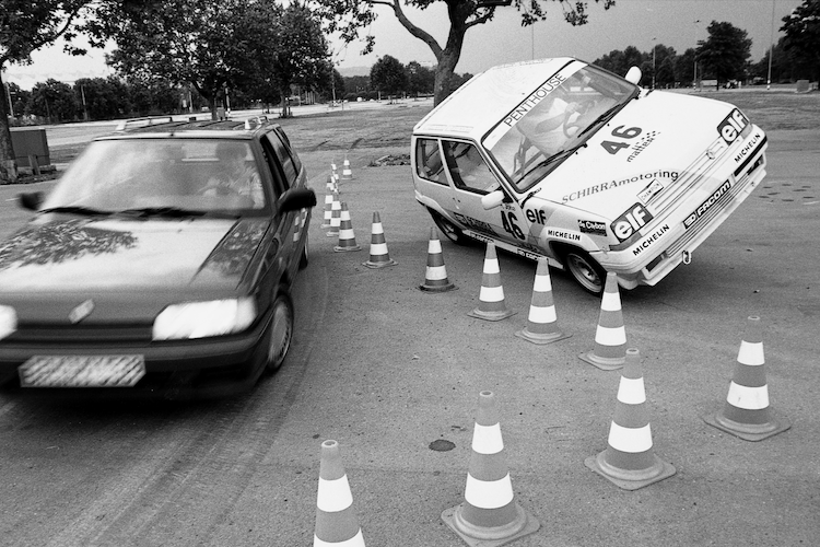 Fahrerlager-Kunststückchen: Stuntman Joha fährt mit seinem Cup-R5 Slalom auf zwei Rädern …