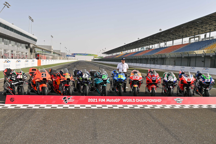 Dorna-CEO Carmelo Ezpeleta posierte mit den Bikes der elf Teams, auch die Repsol-Honda mit der Márquez-Nummer 93 war dabei