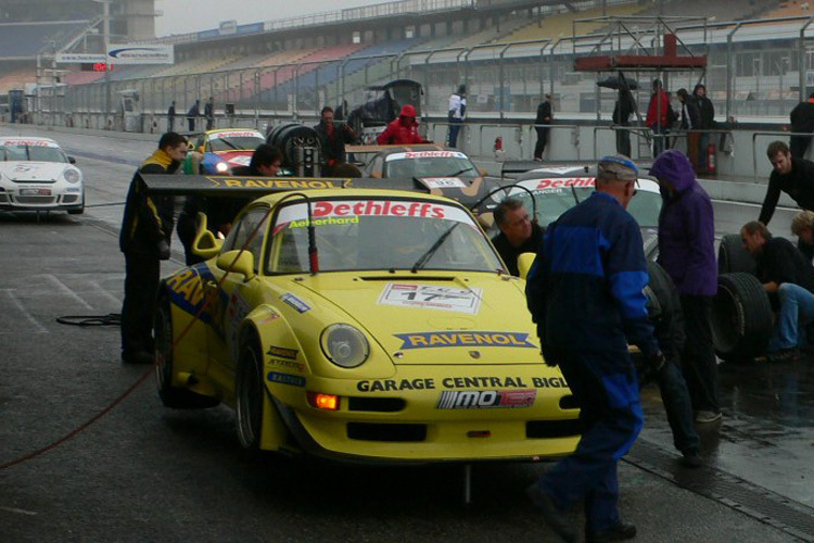 Jürg Aeberhard in seinem Porsche