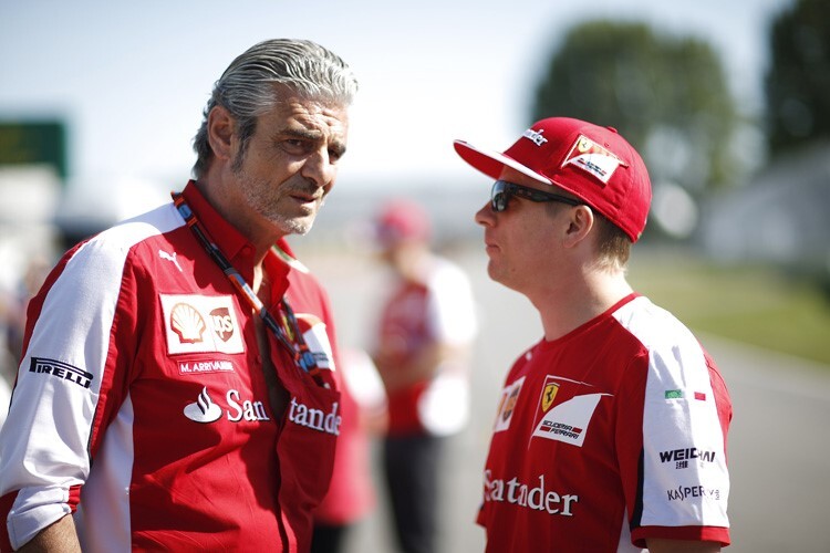 Ferrari-Teamchef Maurizio Arrivabene mit Kimi Räikkönen